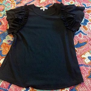 Shirt with ruffled sleeves. Color black. XL junior. Rippled material.